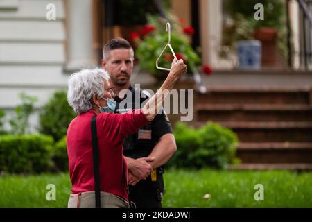 Un manifestant passe devant la police devant la maison du juge de la Cour suprême Brett Kavanaugh avec une colère de coathface à une marche pro-choix. Les manifestants ont commencé à protester devant les foyers des juges après la fuite du projet d'avis qui renverserait Roe c. Wade. (Photo d'Allison Bailey/NurPhoto) Banque D'Images