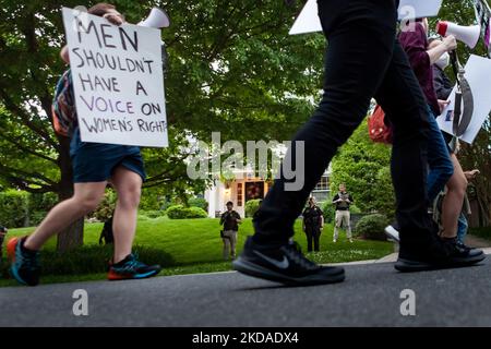 Les manifestants pro-choix défilant devant la maison du juge en chef John Roberts à Chevy Chase, MD. La police et les marshals fédéraux protègent actuellement les foyers des juges conservateurs à la suite de la réponse au projet d'avis qui renverserait Roe c. Wade. (Photo d'Allison Bailey/NurPhoto) Banque D'Images