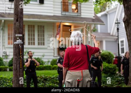 Un manifestant se tient devant la maison du juge de la Cour suprême Brett Kavanaugh avec une colère de coathface à une marche pro-choix. Les manifestants ont commencé à protester devant les foyers des juges après la fuite du projet d'avis qui renverserait Roe c. Wade. (Photo d'Allison Bailey/NurPhoto) Banque D'Images