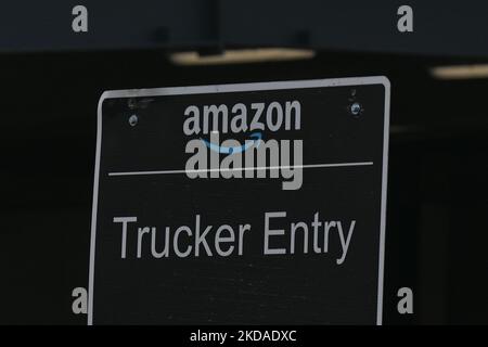 Panneau d'entrée des camionneurs visible à l'extérieur d'Amazon Fulfillment Services DYB3 à Nisku, près d'Edmonton. Mercredi, 18 mai 2022, à Edmonton, en Alberta, Canada. (Photo par Artur Widak/NurPhoto) Banque D'Images