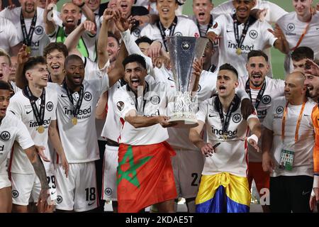 Eintracht Francfort joueur célébrer la levée du trophée après avoir gagné la finale de la LIGUE EUROPA de Séville 2022 pendant le match de football Europa League 2022 finale de l'UEFA Europa League - Eintracht vs Rangers sur 18 mai 2022 à l'Estadio Ramon Sanchez-Pizjuan à Séville, Espagne (photo de Francesco Scaccianoce/LiveMedia/NurPhoto) Banque D'Images