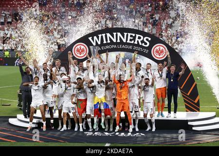 Eintracht Francfort joueur célébrer la levée du trophée après avoir gagné la finale de la LIGUE EUROPA de Séville 2022 pendant le match de football Europa League 2022 finale de l'UEFA Europa League - Eintracht vs Rangers sur 18 mai 2022 à l'Estadio Ramon Sanchez-Pizjuan à Séville, Espagne (photo de Francesco Scaccianoce/LiveMedia/NurPhoto) Banque D'Images