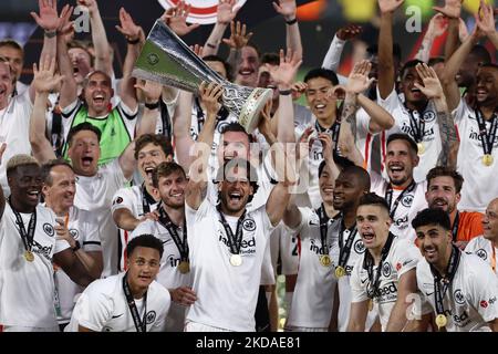 Eintracht Francfort joueur célébrer la levée du trophée après avoir gagné la finale de la LIGUE EUROPA de Séville 2022 pendant le match de football Europa League 2022 finale de l'UEFA Europa League - Eintracht vs Rangers sur 18 mai 2022 à l'Estadio Ramon Sanchez-Pizjuan à Séville, Espagne (photo de Francesco Scaccianoce/LiveMedia/NurPhoto) Banque D'Images