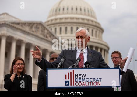 Le chef de la majorité parlementaire Steny Hoyer (D-MD) prend la parole lors d'une conférence de presse marquant le 25th anniversaire de la coalition néo-démocrate. Les 98 membres des néo-démocrates sont centristes et pro-business. (Photo d'Allison Bailey/NurPhoto) Banque D'Images