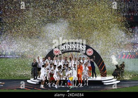 Eintracht Francfort joueur célébrer la levée du trophée après avoir gagné la finale de la LIGUE EUROPA de Séville 2022 pendant le match de football Europa League 2022 finale de l'UEFA Europa League - Eintracht vs Rangers sur 18 mai 2022 à l'Estadio Ramon Sanchez-Pizjuan à Séville, Espagne (photo de Francesco Scaccianoce/LiveMedia/NurPhoto) Banque D'Images