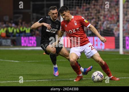 Joe Lolley de la forêt de Nottingham sous la pression de Jack Robinson de Sheffield United lors du championnat Sky Bet demi-finale du match entre Nottingham Forest et Sheffield United au City Ground, Nottingham, le mardi 17th mai 2022. (Photo de Jon Hobley/MI News/NurPhoto) Banque D'Images