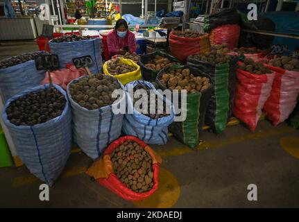 Un stand avec différents types de pommes de terre à vendre sur le marché local d'Arequipa. Le vendredi 08 avril 2022, à Arequipa, Pérou. (Photo par Artur Widak/NurPhoto) Banque D'Images
