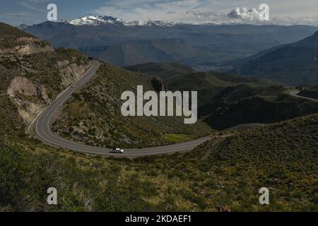 Vue le long de la route du Mirador de los Andes (point de vue des Andes) au Canyon de Colca. Le samedi 9 avril 2022, à Chivay, province de Caylloma, Département d'Arequipa, Pérou. (Photo par Artur Widak/NurPhoto) Banque D'Images