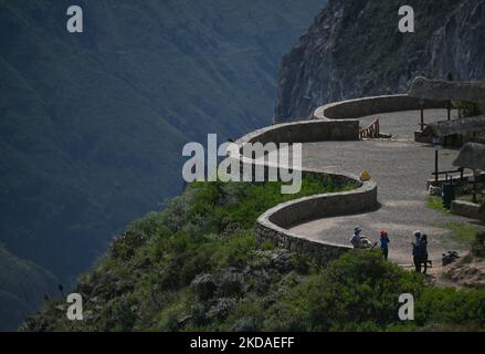 Vue sur le canyon du Colca et l'un des points d'observation du Mirador Cruz del Cóndor. Le samedi 9 avril 2022, à Chivay, province de Caylloma, Département d'Arequipa, Pérou. (Photo par Artur Widak/NurPhoto) Banque D'Images