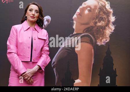 La chanteuse Luz Casal présente son album 'te Deje Marchar' à l'Hôtel Hospes Puerta de Alcala, le 19 mai 2022 à Madrid, Espagne. Te Deje Marchar' est l'une des chansons qui faisaient partie de l'album Luz sorti en 1989. Maintenant, il inclut cette chanson dans son nouvel album composé de CD et DVD qui sera publié sur 20 mai et plus tard, sur 17 juin, il sera publié en double vinyle format. Les paroles racontent le sentiment d'une profonde tristesse qu'une personne ressent quand il quitte l'amour de sa vie et sait qu'il ne reviendra pas, même s'il l'attend au fil des ans. (Photo par Oscar Gonzalez/NurPhoto) Banque D'Images