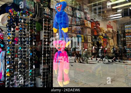 Les mascottes Huggy Wuggy sont vendues dans une boutique de souvenirs de la vieille ville de Cracovie, en Pologne, sur 19 mai 2022. Huggy Wuggy, un personnage effrayant du jeu d'horreur de survie de Poppy Playtime et extrêmement populaire parmi les enfants, soulève la controverse. Dans le jeu qui s'adresse aux enfants de plus de 12 ans, le monstre se prend si fermement que l'étreinte peut tuer, et sa bouche rouge symbolise le sang des victimes. Les jardins d'enfants avertissent les parents de ne pas acheter ce jouet pour leurs enfants et certaines institutions ont interdit d'apporter la mascotte aux classes. (Photo de Beata Zawrzel/NurPhoto) Banque D'Images