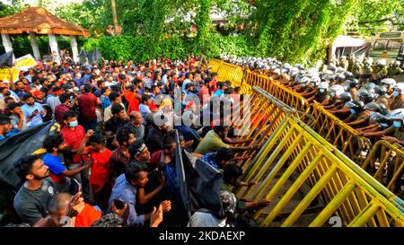 Des étudiants de l'université sri lankaise s'opposent à la police près de la résidence officielle du président Gotabaya Rajapaksa, Colombo, Sri Lanka. 19 mai 2022. (Photo de Thharaka Basnayaka/NurPhoto) Banque D'Images