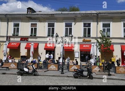 Un restaurant Kentucky Fried Chicken (KFC) est photographié à Odesa, en Ukraine, le 19 mai 2022. Un restaurant de restauration rapide KFC a de nouveau commencé à travailler à Odesa, a informé les médias locaux le 18 mai 2022. (Photo par STR/NurPhoto) Banque D'Images