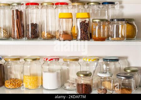 Goias, Brésil – 05 novembre 2022 : vue de face de certains récipients en verre avec des aliments en vrac sur une étagère murale. Banque D'Images