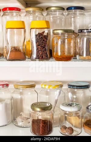 Goias, Brésil – 05 novembre 2022 : vue de face de certains récipients en verre avec des aliments en vrac sur une étagère murale. Banque D'Images