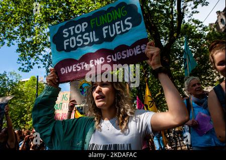 Une femme tient un écriteau contre les combustibles fossiles, lors de la manifestation organisée par XR contre l'industrie fossile à Rotterdam, sur 19 mai 2022. (Photo par Romy Arroyo Fernandez/NurPhoto) Banque D'Images