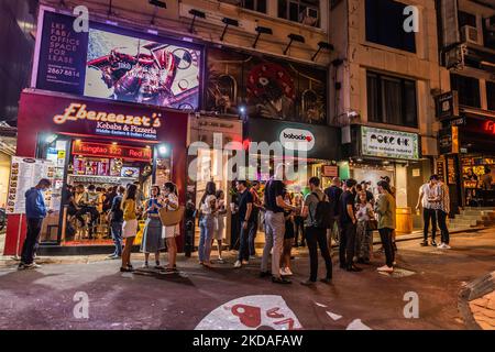 Hong Kong, Chine, 19 mai 2022, les clients se réunissent à l'extérieur des bars pour prendre un verre dans la zone de fête LAN Kwai Fong. (Photo de Marc Fernandes/NurPhoto) Banque D'Images