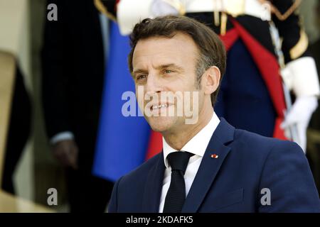 Le président français Emmanuel Macron écoute le discours du président moldove Maia Sandu au palais présidentiel de l'Elysée à Paris - 19 mai 2022. , Paris (photo de Daniel Pier/NurPhoto) Banque D'Images