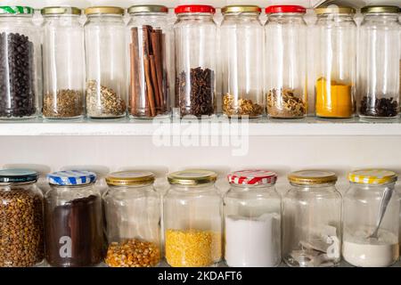 Goias, Brésil – 05 novembre 2022 : vue de face de certains récipients en verre avec des aliments en vrac sur une étagère murale. Banque D'Images