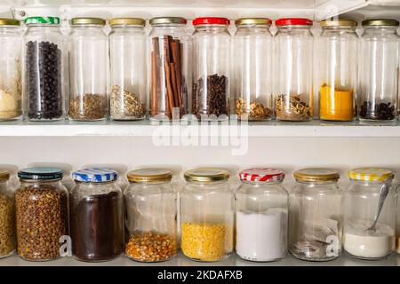 Goias, Brésil – 05 novembre 2022 : vue de face de certains récipients en verre avec des aliments en vrac sur une étagère murale. Banque D'Images