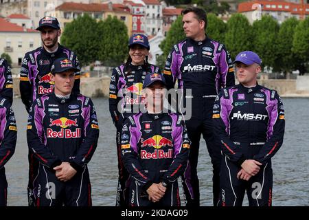 Sébastien LOEB (FRA) et Isabelle GALMICHE (FRA) (C) lors de la cérémonie de départ du rallye, photo des pilotes à Coimbra du rassemblement Vodafone Portugal 2022 de la CMR à Matosinhos - Portugal, sur 19 mai 2022. (Photo de Paulo Oliveira / NurPhoto) Banque D'Images