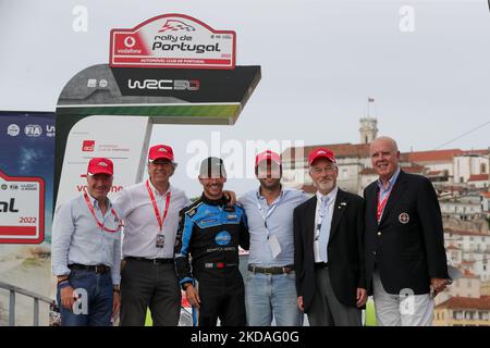 Filipe Albuquerque (C) lors de la cérémonie de départ du rallye, photo des pilotes à Coimbra du rassemblement Vodafone Portugal 2022 de la CMR à Matosinhos - Portugal, sur 19 mai 2022. (Photo de Paulo Oliveira / NurPhoto) Banque D'Images