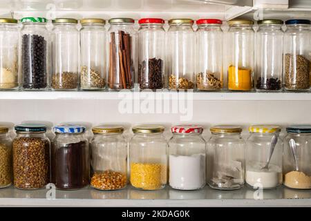 Goias, Brésil – 05 novembre 2022 : vue de face de certains récipients en verre avec des aliments en vrac sur une étagère murale. Banque D'Images