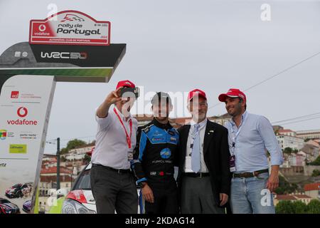 Filipe Albuquerque (C) lors de la cérémonie de départ du rallye, photo des pilotes à Coimbra du rassemblement Vodafone Portugal 2022 de la CMR à Matosinhos - Portugal, sur 19 mai 2022. (Photo de Paulo Oliveira / NurPhoto) Banque D'Images