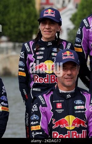 Sébastien LOEB (FRA) et Isabelle GALMICHE (FRA) (C) lors de la cérémonie de départ du rallye, photo des pilotes à Coimbra du rassemblement Vodafone Portugal 2022 de la CMR à Matosinhos - Portugal, sur 19 mai 2022. (Photo de Paulo Oliveira / NurPhoto) Banque D'Images