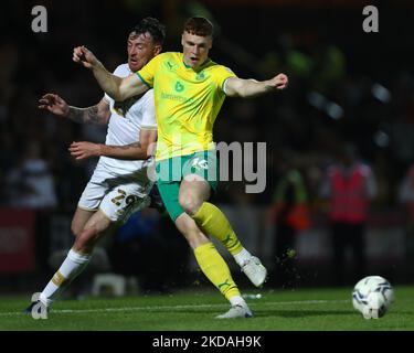 Ryan Edmonson de Port Vale et Jake O'Brien de Swindon Town se battent pour possession pendant la Sky Bet League 2 Jouez demi finale 2nd jambe entre Port Vale et Swindon Town à Vale Park, Burslem, le jeudi 19th mai 2022. (Photo de Kieran Riley/MI News/NurPhoto) Banque D'Images