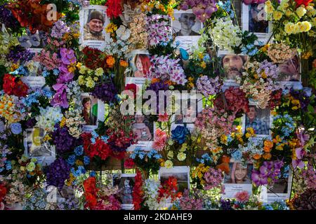 Un mur commémoratif exposé à Lviv dédié à ceux qui ont perdu la vie depuis l'invasion à grande échelle lancée sur 24 février. Le Haut Commissariat des Nations Unies aux droits de l'homme a déclaré qu'il y avait eu 3 778 morts civiles vérifiées à 17 mai. (Photo de Richard Wright/NurPhoto) Banque D'Images