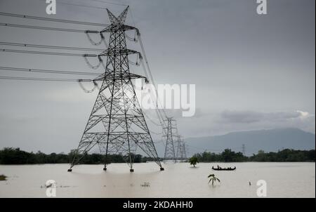 Un bateau dans un champ de paddy inondé, qui coule de fortes précipitations, à Nagaon, Assam, Inde, le 20 mai 2022. Au moins 10 personnes sont mortes dans des inondations et des glissements de terrain en raison de la pluie avant la mousson à Assam. (Photo de David Talukdar/NurPhoto) Banque D'Images