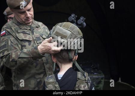 Les soldats habillent l'enfant en uniforme pendant le pique-nique de recrutement pour les Polands, nouveau service militaire général volontaire vu à Kozienice sur 21 mai 2022. (Photo de Maciej Luczniewski/NurPhoto) Banque D'Images