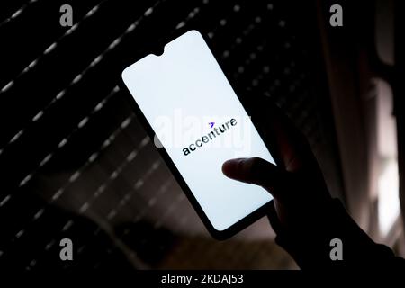 Sur cette photo, un logo Accenture apparaît sur l'écran d'un smartphone à Athènes, en Grèce, sur 21 mai 2022. (Photo de Nikolas Kokovovlis/NurPhoto) Banque D'Images