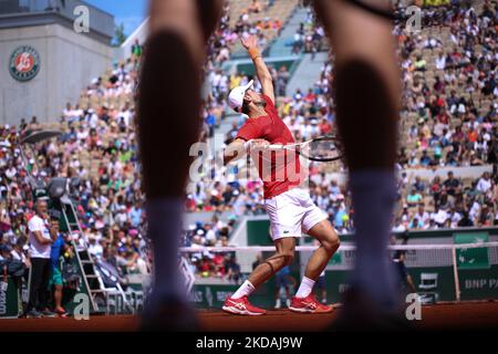 Novak Djokovic s'entraînant pendant la Journée des enfants Roland Garros, un jour avant la finale du tirage au sort, sur 21 mai 2022 à Paris, France. (Photo par Ibrahim Ezzat/NurPhoto) Banque D'Images