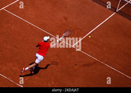 Novak Djokovic s'entraînant pendant la Journée des enfants Roland Garros, un jour avant la finale du tirage au sort, sur 21 mai 2022 à Paris, France. (Photo par Ibrahim Ezzat/NurPhoto) Banque D'Images