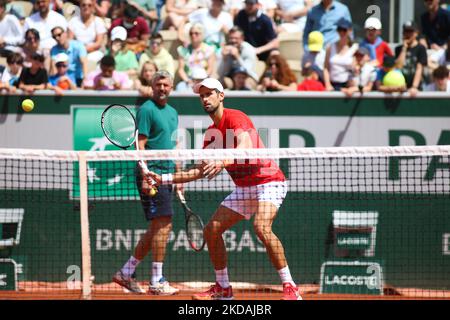 Novak Djokovic s'entraînant pendant la Journée des enfants Roland Garros, un jour avant la finale du tirage au sort, sur 21 mai 2022 à Paris, France. (Photo par Ibrahim Ezzat/NurPhoto) Banque D'Images