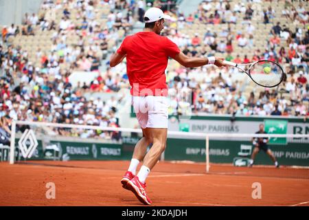 Novak Djokovic s'entraînant pendant la Journée des enfants Roland Garros, un jour avant la finale du tirage au sort, sur 21 mai 2022 à Paris, France. (Photo par Ibrahim Ezzat/NurPhoto) Banque D'Images