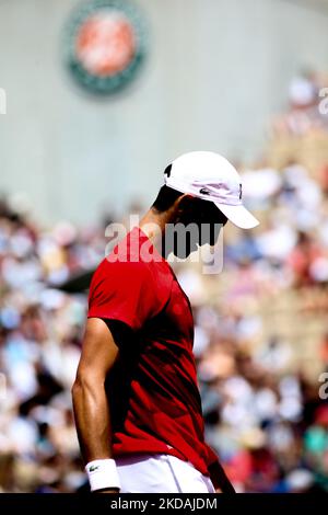 Novak Djokovic s'entraînant pendant la Journée des enfants Roland Garros, un jour avant la finale du tirage au sort, sur 21 mai 2022 à Paris, France. (Photo par Ibrahim Ezzat/NurPhoto) Banque D'Images