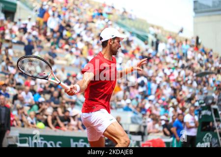 Novak Djokovic s'entraînant pendant la Journée des enfants Roland Garros, un jour avant la finale du tirage au sort, sur 21 mai 2022 à Paris, France. (Photo par Ibrahim Ezzat/NurPhoto) Banque D'Images