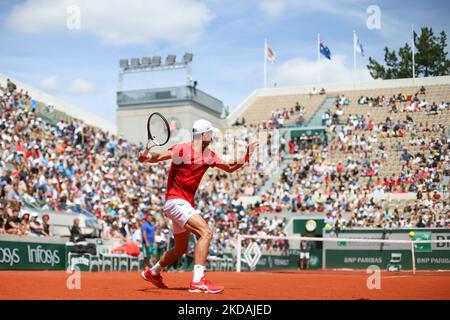 Novak Djokovic s'entraînant pendant la Journée des enfants Roland Garros, un jour avant la finale du tirage au sort, sur 21 mai 2022 à Paris, France. (Photo par Ibrahim Ezzat/NurPhoto) Banque D'Images