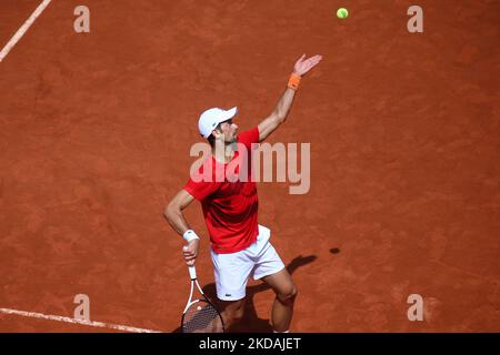 Novak Djokovic s'entraînant pendant la Journée des enfants Roland Garros, un jour avant la finale du tirage au sort, sur 21 mai 2022 à Paris, France. (Photo par Ibrahim Ezzat/NurPhoto) Banque D'Images