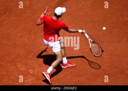 Novak Djokovic s'entraînant pendant la Journée des enfants Roland Garros, un jour avant la finale du tirage au sort, sur 21 mai 2022 à Paris, France. (Photo par Ibrahim Ezzat/NurPhoto) Banque D'Images