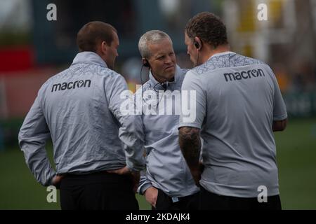 Dave Walder de Newcastle Falcons (entraîneur-chef) discute avec Micky Ward (à droite) et Mark Laycock avant le match Gallagher Premiership entre Newcastle Falcons et Leicester Tigers à Kingston Park, Newcastle, le samedi 21st mai 2022. (Photo de Chris Lisham/MI News/NurPhoto) Banque D'Images