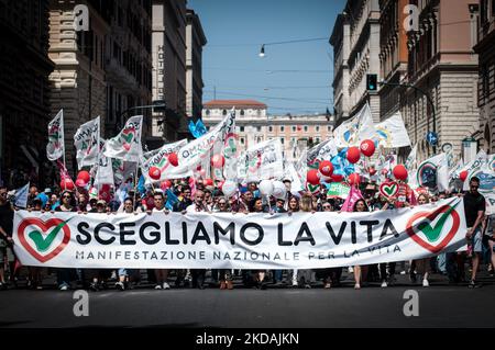 L'association et le peuple catholiques participent à la ''manifestation nationale pour la vie' à Rome, en Italie, sur 21 mai 2022. (Photo par Andrea Ronchini/NurPhoto) Banque D'Images