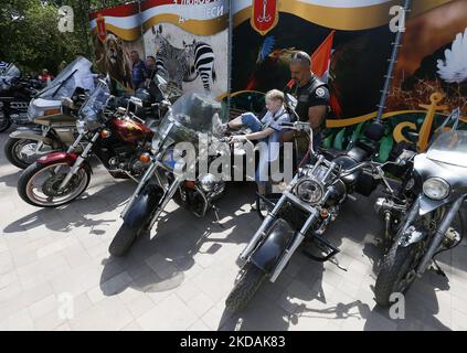 Les motards ukrainiens du club de motos « One Spirit Brotherhood » participent à une célébration de la Journée des volontaires à Odesa, en Ukraine, le 21 mai 2022. Les résidents essaient de vivre comme d'habitude , malgré les bombardements constants de la région, dans le cadre de l'invasion russe en Ukraine. (Photo par STR/NurPhoto) Banque D'Images