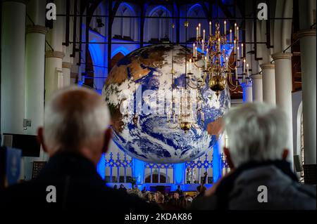 Gaia est une œuvre d'art touristique de l'artiste britannique Luke Jerram et peut être vue dans l'église Martini dans la ville néerlandaise de Franeker. Mesurant sept mètres de diamètre et créé à partir de 120dpi images détaillées de la surface de la Terre par la NASA, l'œuvre offre l'occasion de voir notre planète, flottant en trois dimensions. Sur 21 mai 2022. (Photo par Romy Arroyo Fernandez/NurPhoto) Banque D'Images