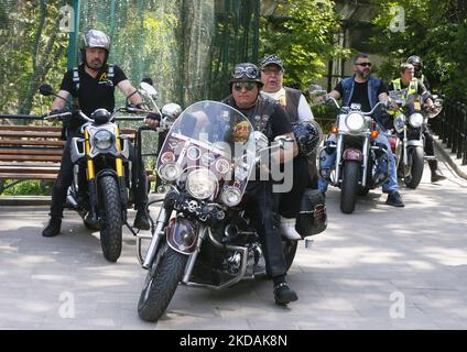 Les motards ukrainiens du club de motos « One Spirit Brotherhood » participent à une célébration de la Journée des volontaires à Odesa, en Ukraine, le 21 mai 2022. Les résidents essaient de vivre comme d'habitude , malgré les bombardements constants de la région, dans le cadre de l'invasion russe en Ukraine. (Photo par STR/NurPhoto) Banque D'Images