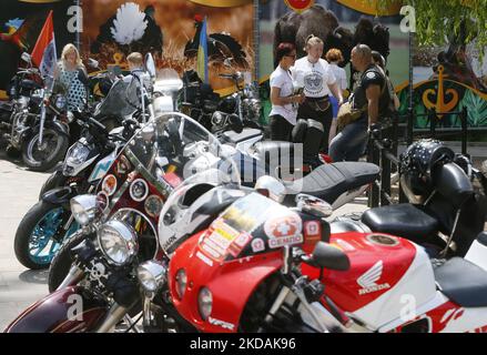 Les motards ukrainiens du club de motos « One Spirit Brotherhood » participent à une célébration de la Journée des volontaires à Odesa, en Ukraine, le 21 mai 2022. Les résidents essaient de vivre comme d'habitude , malgré les bombardements constants de la région, dans le cadre de l'invasion russe en Ukraine. (Photo par STR/NurPhoto) Banque D'Images