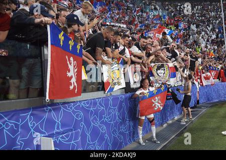 Selma Bacha de l'Olympique Lyonnais célèbre avec ses supporters la victoire après le match final de la Ligue des champions de l'UEFA entre le FC Barcelone et l'Olympique Lyonnais au stade Juventus de 21 mai 2022 à Turin, en Italie. (Photo de Jose Breton/Pics action/NurPhoto) Banque D'Images